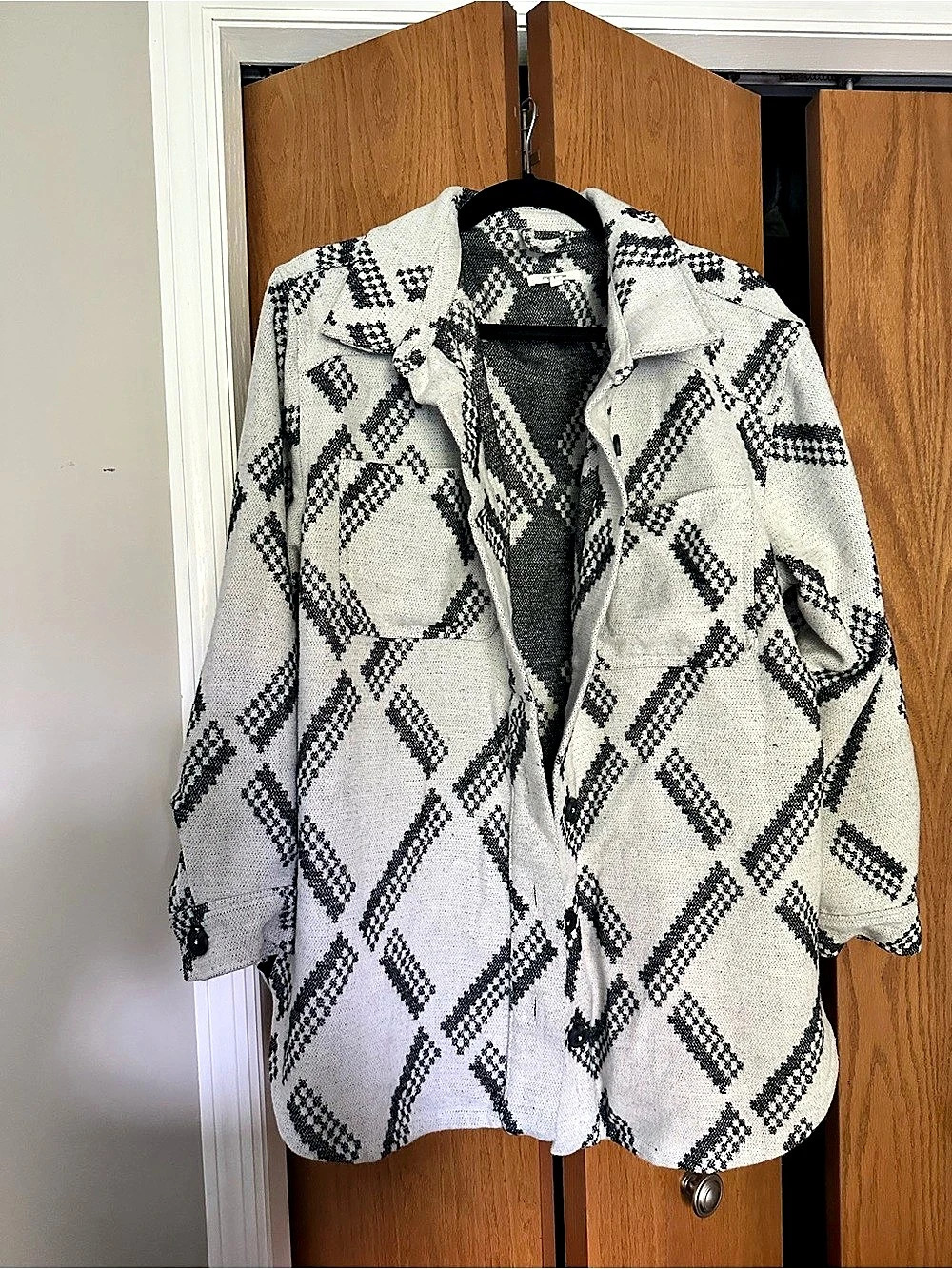 Maurices Geometric Coat in White & Black Size Large Like New